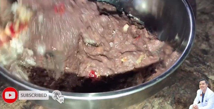 Cho mắm ruốc vào nồi nước dùng.