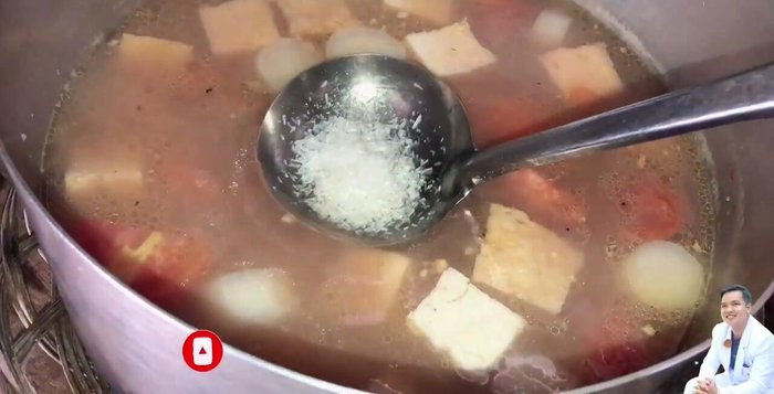 Đun sôi nhẹ, nêm nếm lại gia vị cho vừa ăn.