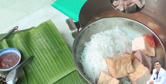 Trình bày bún riêu: cho bún, đậu hũ, rau ghém, giá đỗ vào tô, chan nước dùng và mắm ruốc lên trên.