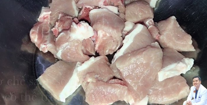 Băm nhuyễn tỏi và ớt.