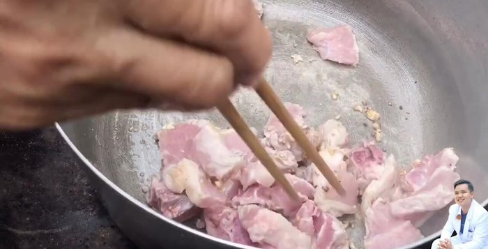 Phi thơm tỏi ớt, cho thịt heo vào xào săn.