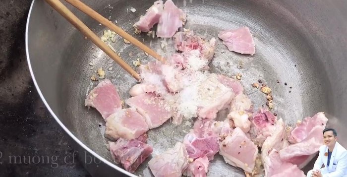 Nêm nếm thịt với đường, bột ngọt (gia giảm tùy khẩu vị).