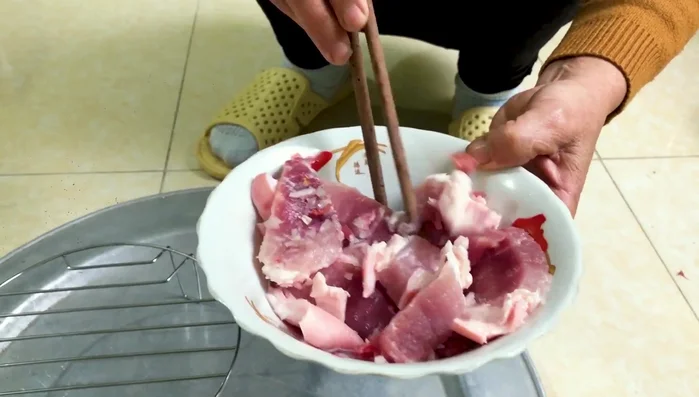 Chuẩn bị nguyên liệu: Thịt được cắt thành từng miếng mỏng, ướp với hành khô, bột canh, mì chính, hạt tiêu và các gia vị khác tùy theo khẩu vị. Đảo đều cho gia vị thấm vào thịt (175.579)