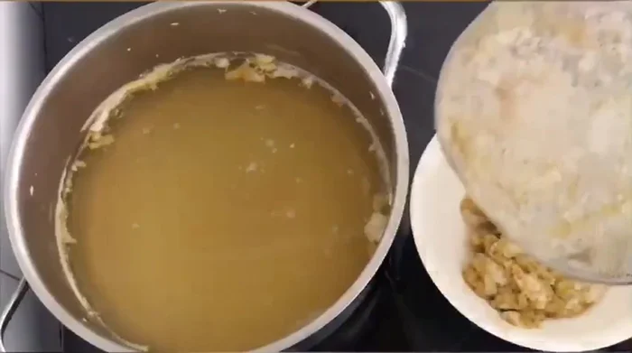Trộn thịt cua với 1 quả trứng gà (có thể thêm thịt băm nếu muốn). Nêm ít muối nếu cần.