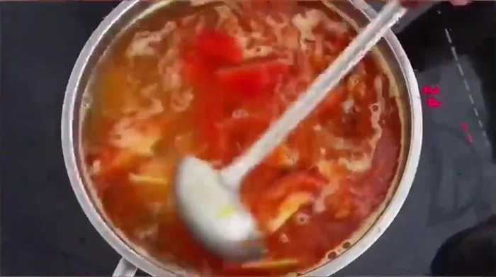 Cho đậu hũ và cà chua vào nồi nước dùng.