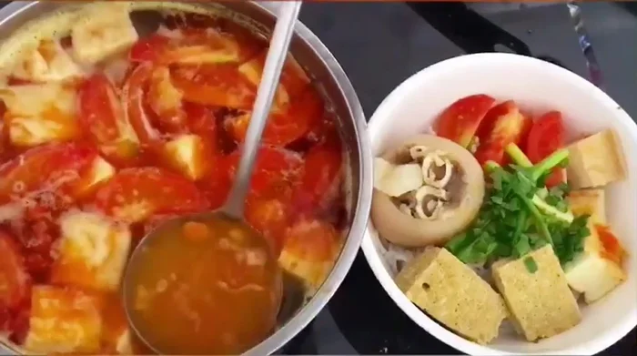 Trình bày: Cho bún tươi vào tô, xếp giò heo, cà chua, đậu hũ, chả cua lên trên. Chan nước dùng và rắc hành lá.
