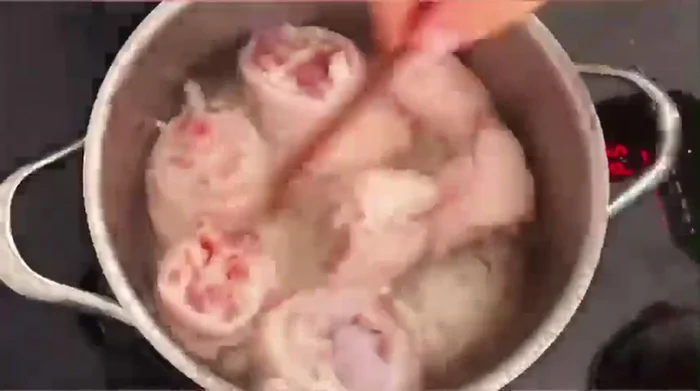 Sơ chế móng giò heo: Chần qua nước sôi, rửa sạch với nước lạnh.