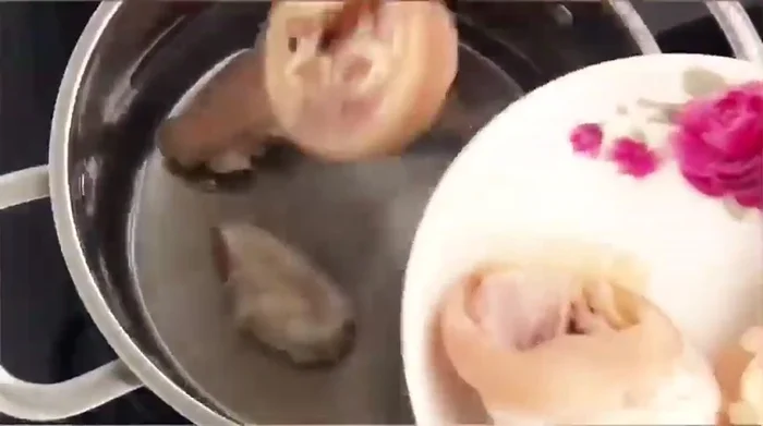 Hầm giò heo với khoảng 2 lít nước trong 1 tiếng, lửa nhỏ, không đậy nắp. Hớt bọt khi nước sôi.