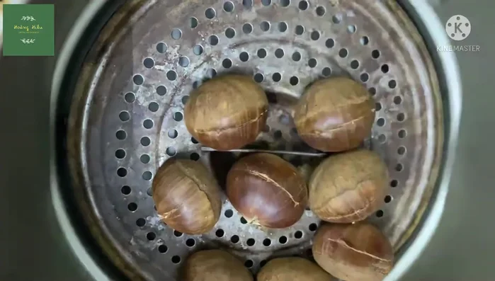 Cho hạt dẻ đã rạch vỏ vào nồi chiên không dầu, đảm bảo các hạt không dính chùm vào nhau (124.08)
