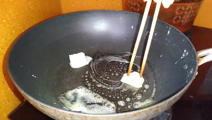 Làm sốt cà chua: Phi thơm tỏi băm, cho cà chua cắt nhỏ vào xào. Thêm đường và hạt nêm, đảo đều. Hầm khoảng 5-10 phút cho cà chua mềm nhừ. (93.05)