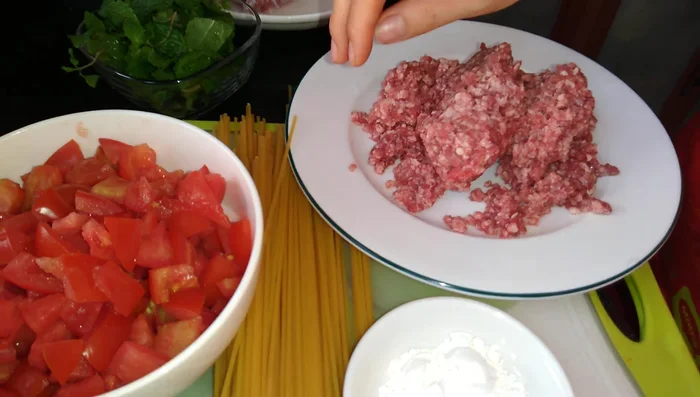 Luộc mì Ý theo hướng dẫn trên bao bì.