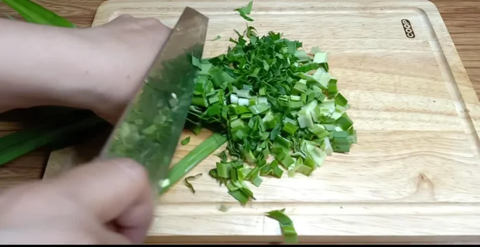 Sơ chế nguyên liệu: Cắt nhỏ lá dứa, củ dền (116.64, 126.13). Xay nhuyễn lá dứa và củ dền với nước lọc riêng biệt, lọc lấy nước cốt (141.61, 172.45). Trộn bột dành dành và bột gấc với nước nóng để lấy màu (200.16).