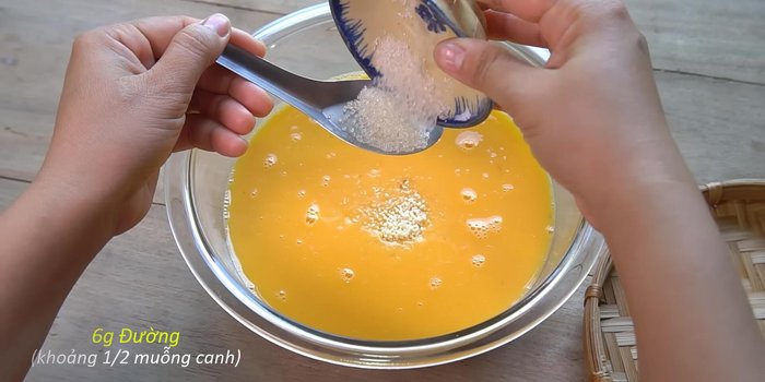Nêm gia vị: hạt nêm, đường, nước mắm, nước cốt chanh, nước lọc vào hỗn hợp trứng, khuấy đều cho tan gia vị (133.98).