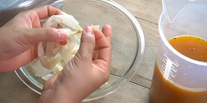 Đặt một đầu của vỏ Collagen, cho hỗn hợp trứng vào, buộc chặt đầu kia (315.38).