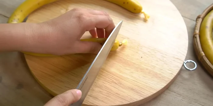 Cắt trứng thành từng khúc nhỏ, xiên que (519.3).