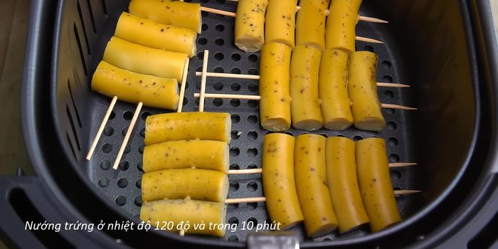 Nướng trứng ở 120 độ C trong khoảng 10 phút, trở mặt đều sau 2 phút/lần (604.1).