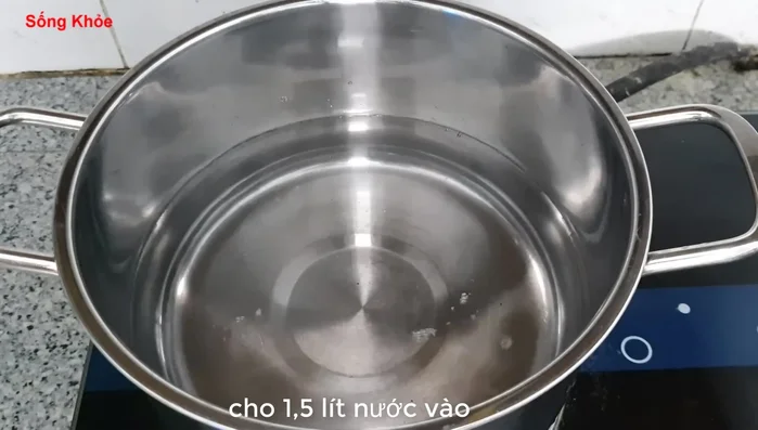 Đun sôi 1.5 lít nước lọc, cho đường (165g), một ít muối, lá dứa vào. (318.82)