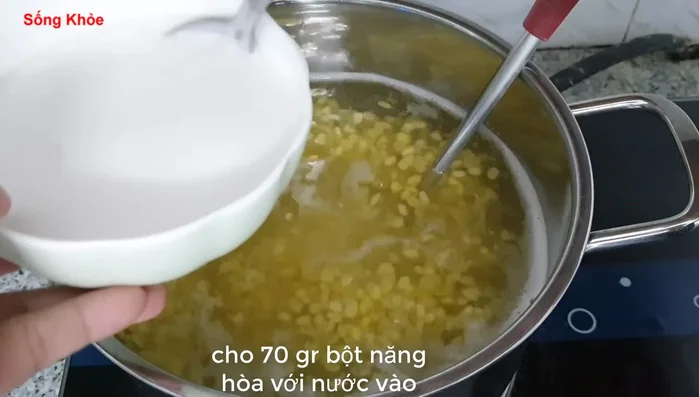 Khuấy đều hỗn hợp bột năng với một ít nước cho tan. (437.449)