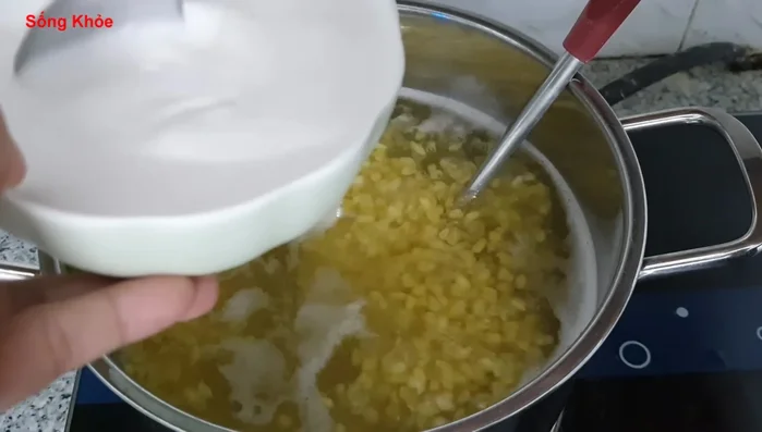 Từ từ cho hỗn hợp bột năng vào nồi chè, vừa cho vừa khuấy đều. Nấu thêm 5 phút cho đến khi bột năng chín. (440.579)