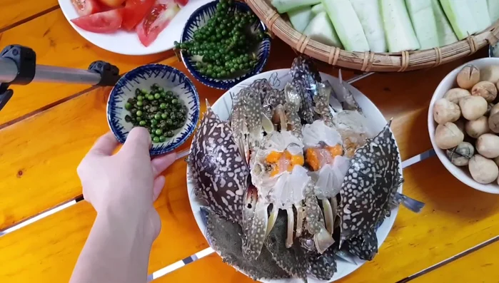 Chuẩn bị nguyên liệu: thái cà chua, băm nhỏ hành tỏi, rửa sạch các loại rau nấm.