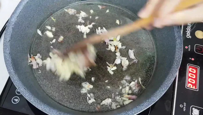 Cho dầu ăn vào chảo, phi thơm hành tỏi.