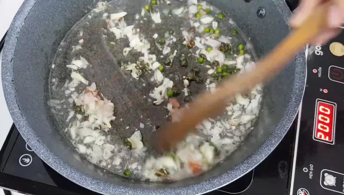 Cho tiêu xanh vào phi thơm.