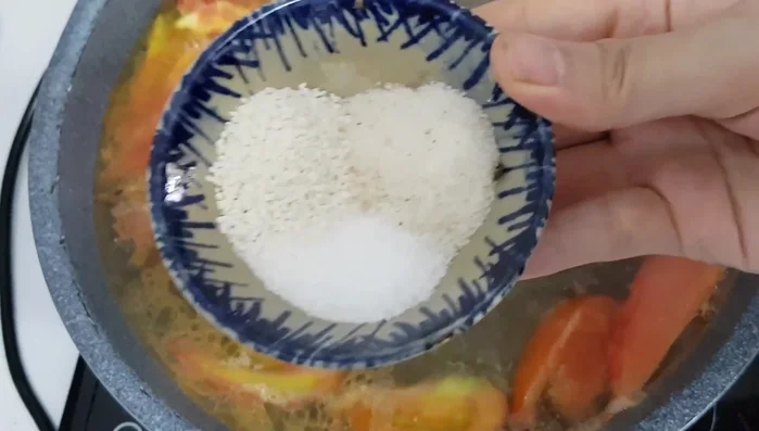 Nêm nếm gia vị: hạt nêm, muối, bột canh, bột ngọt, đường, sa tế (tùy khẩu vị).