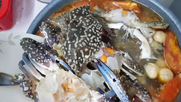 Cho ghẹ vào, nấu khoảng 10 phút cho ghẹ chín.