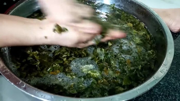 Lọc lấy nước cốt lá găng: Sau khi lá găng mềm, lọc lấy nước cốt, bỏ bã.
