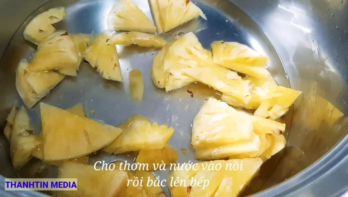 Cho thơm và nước vào nồi, bắc lên bếp.
