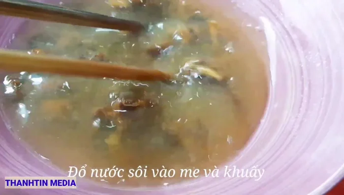 Chuẩn bị nước me: Đổ nước sôi vào me, khuấy đều, ép lấy nước và lọc bỏ hạt.
