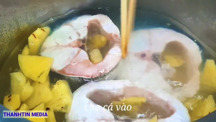Điều chỉnh nước sao cho ngập cá.