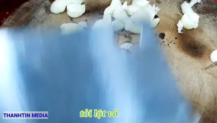 Chuẩn bị tỏi phi: Băm nhỏ tỏi, phi vàng thơm.