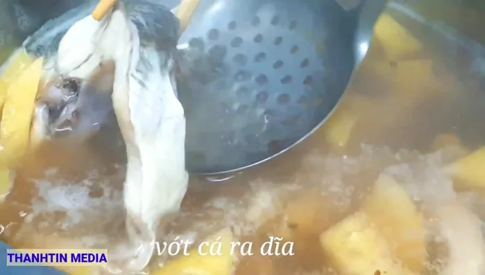 Vớt cá ra để riêng.