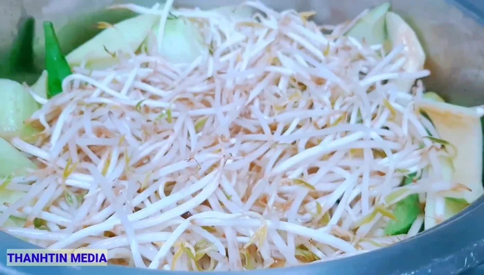 Cho rau thơm vào.