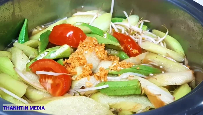 Cho tỏi phi vào.