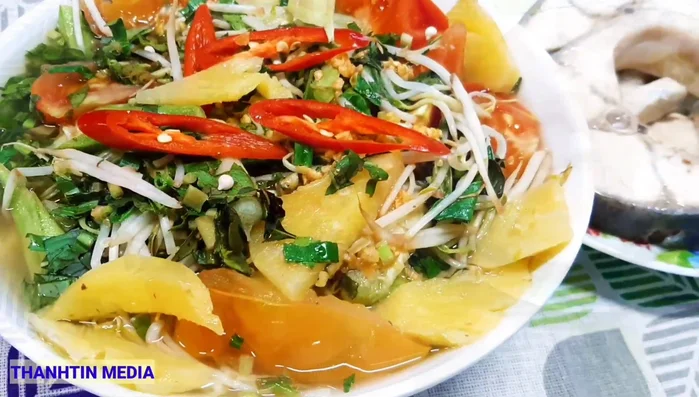 Múc canh ra tô và thưởng thức.