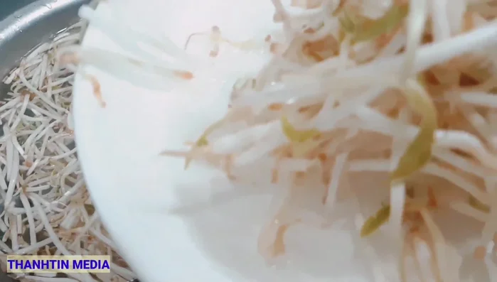 Rửa sạch các nguyên liệu khác: thơm, cà chua, đậu bắp.