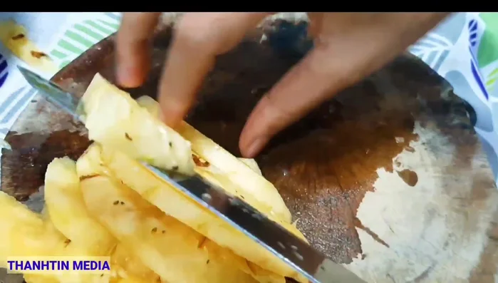 Cắt nhỏ thơm, bạc hà, cà chua, rau thơm.