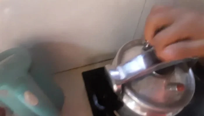 Bật bếp và đun sôi nồi áp suất.