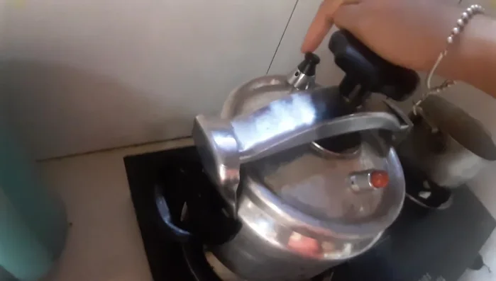 Sau khi nấu xong, xả hết hơi trong nồi áp suất trước khi mở nắp.