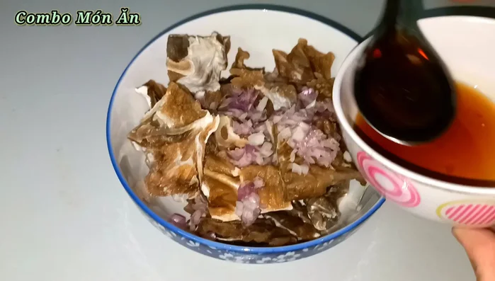 Ướp cá đuối khô với nửa phần hành tím băm, 2 muỗng nước mắm, 1/2 muỗng đường, 1 chút bột ngọt, 1 chút hạt tiêu, 1 muỗng sa tế. Ướp khoảng 15 phút.