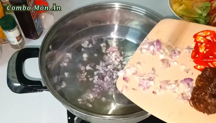 Phi thơm phần hành tím còn lại với dầu ăn.