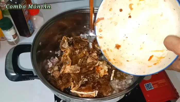 Cho cá đuối khô đã ướp vào xào cho thơm.