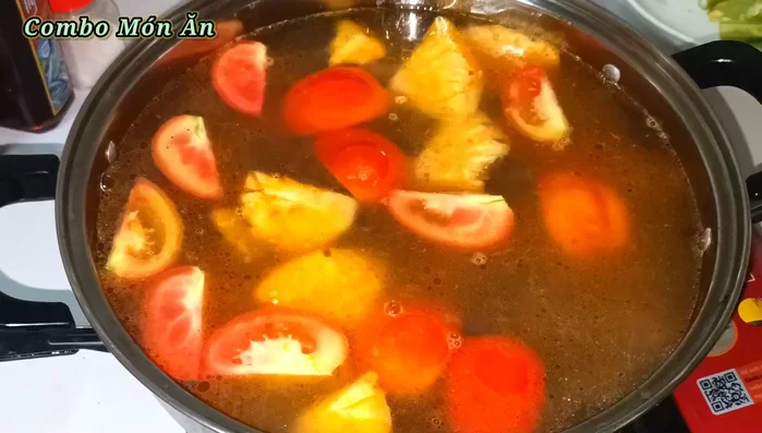 Cho 2 lít nước vào nồi, đun sôi.