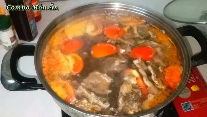 Cho mắm me vào, dùng nước dùng nóng dầm lấy chất me để tạo vị chua cho nước lẩu (lặp lại 3 lần).