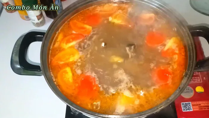 Nêm nếm gia vị: 1 muỗng muối, 1/2 muỗng bột ngọt, 2 muỗng hạt nêm, 1 muỗng rưỡi đường, 1 muỗng nước mắm. Nêm cho vừa ăn.