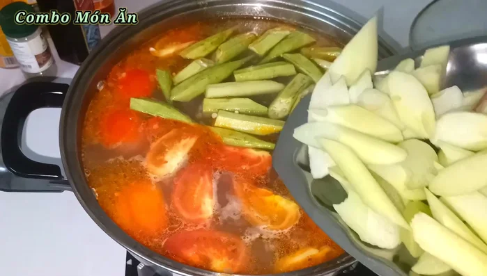 Cho đậu bắp, giá đỗ, bắp chuối bào, bạc hà vào nồi lẩu.