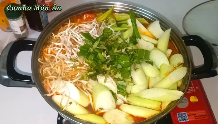 Cho ngò gai, ngò ôm, ớt lên mặt. Phần ớt còn lại để chấm.
