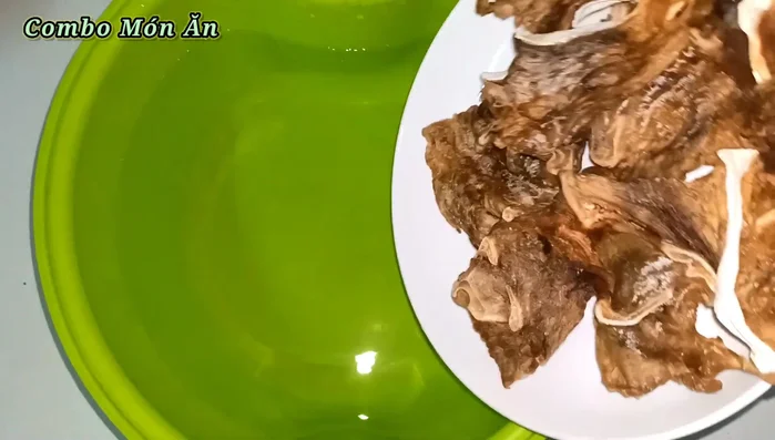 Ngâm cá đuối khô với nước khoảng 30 phút cho mềm.